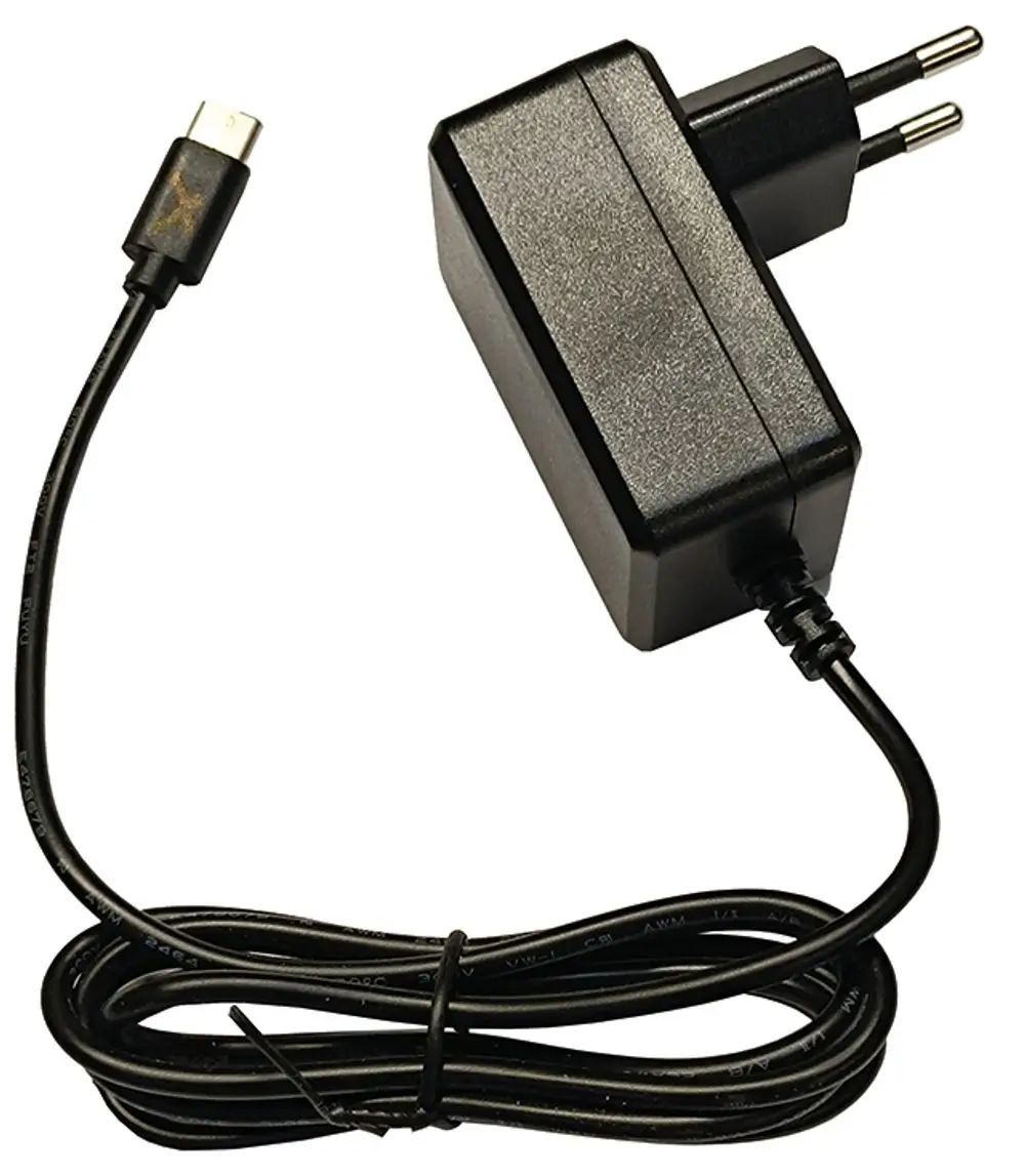Schwarzes Netzteil von Syr mit USB-C-Anschluss und zwei Steckern. Der Kabelstrang ist schwarz und hat eine sichtbare Spannungsskalierung.